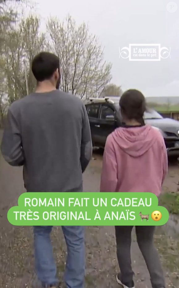 La jeune femme qui tente de faire plus ample connaissance avec les deux hommes a eu le droit à une surprise de la part de Romain. 
Romain et Anaïs dans "L'Amour est dans le pré" sur M6.