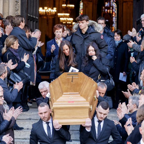 Nathalie Marquay et ses enfants Lou et Tom - La famille de Jean-Pierre Pernaut à la sortie des obsèques en la Basilique Sainte-Clotilde à Paris le 9 mars 2022. © Cyril Moreau/Bestimage