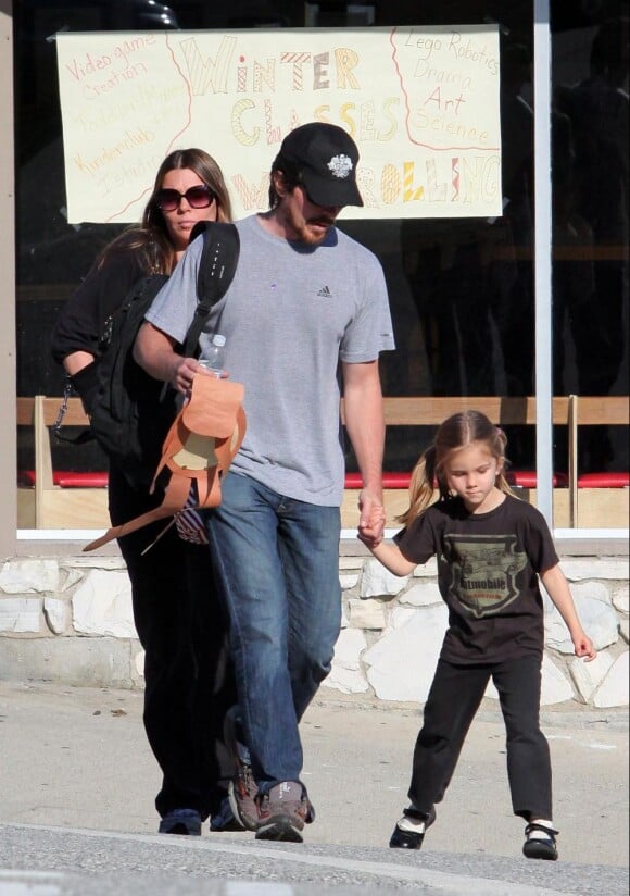 Christian Bale et son épouse Sandra Blazic se rendent à l'école pour chercher leur petite fille Emmaline, 4 ans et demi, samedi 6 mars.