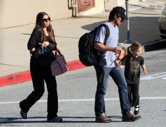 Christian Bale et son épouse Sandra Blazic se rendent à l'école pour chercher leur petite fille Emmaline, 4 ans et demi, samedi 6 mars.