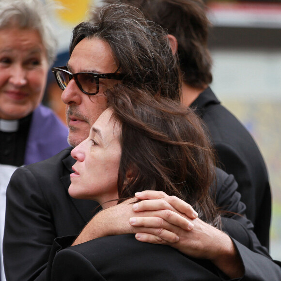 Le rêve de Charlotte Gainsbourg est finalement réalisé. La maison de son père Serge Gainsbourg, rue Verneuil sera ouverte au public.
Yvan Attal et Charlotte Gainsbourg - Sorties des obsèques de Jane Birkin en l'église Saint-Roch à Paris. © Jonathan Rebboah / Panoramic / Bestimage