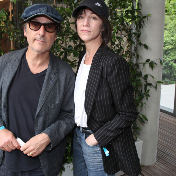 Exclusif - Yvan Attal et sa compagne Charlotte Gainsbourg - Internationaux de France de Tennis de Roland Garros 2023, Paris le 9 Juin 2023. © Bertrand Rindoff / Bestimage