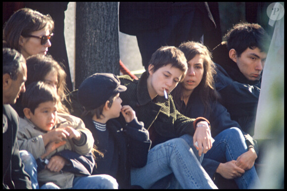 Archives - Bambou, son fils Lucien, Jane Birkin, Charlotte Gainsbourg aux obsèques de Serge Gainsbourg, au cimetière Montparnasse.