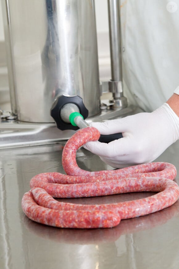 Alors qu'on listait les aliments les plus dangereux au monde, voici ceux qui sont le plus à risque de botulisme.
Transformation des produits de la ferme : preparation de merguez dans un atelier d'une ferme 