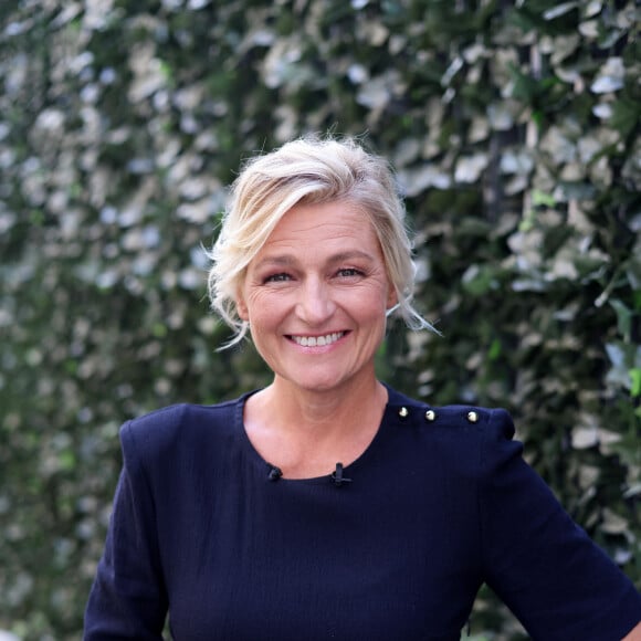 Après ses adieux aux auditeurs de Franceinfo, il les rassurait en soulignant qu'il restait quand même au sein du service public en rejoignant Anne-Elisabeth Lemoine et ses équipes sur France 5.
Exclusif - Anne-Elisabeth Lemoine - L'équipe de la nouvelle saison de l'émission "C à Vous" le 7 septembre 2023.