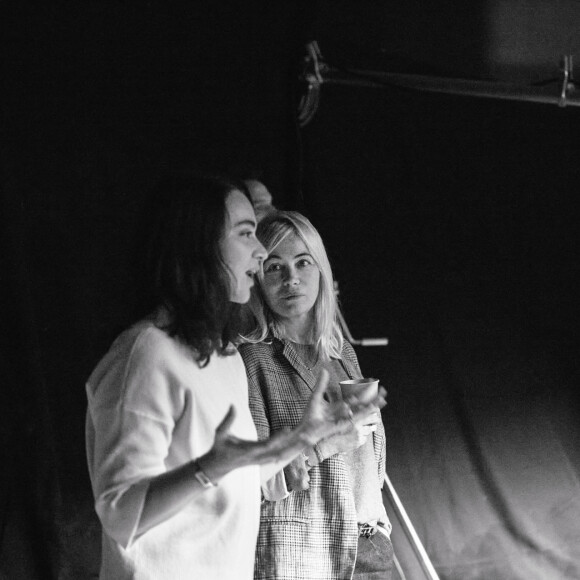 Dans cette oeuvre, des témoins brisent le silence sur l'inceste, parmi lesquels Emmanuelle Béart, elle-même victime dans son enfance
Exclusif - Anastasia Mikova et Emmanuelle Béart - Tournage du documentaire "Un si bruyant silence", qui sera diffusé sur M6 le 24 septembre 2023 à 23h10. Le 22 octobre 2022. © Sylvie Castioni / Bestimage