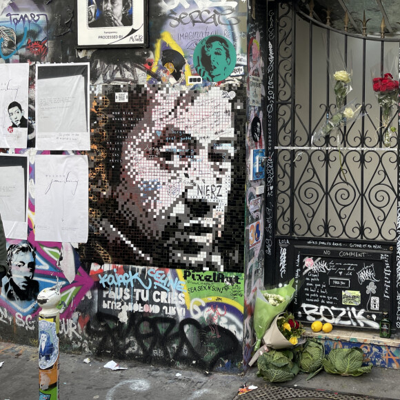 Rien n'a changé, dans la maison, depuis la mort de Serge Gainsbourg, survenue le 2 mars 1991
Hommage devant la maison de Serge Gainsbourg pour le 30e anniversaire de sa mort, rue de Verneuil à Paris, France, le 2 Mars 2021. © Christophe Clovis/Bestimage