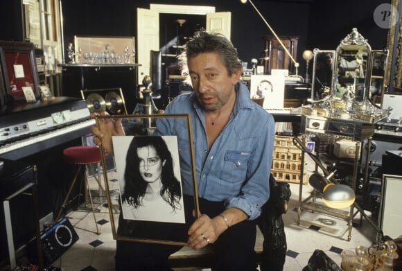 Archives - En France, à Paris, Serge Gainsbourg chez lui, dans son hotel particulier de la rue de Verneuil, posant au milieu de son bric-à-brac où il entasse des objets hétéroclites en mai 1985. © Michel Marizy via Bestimage