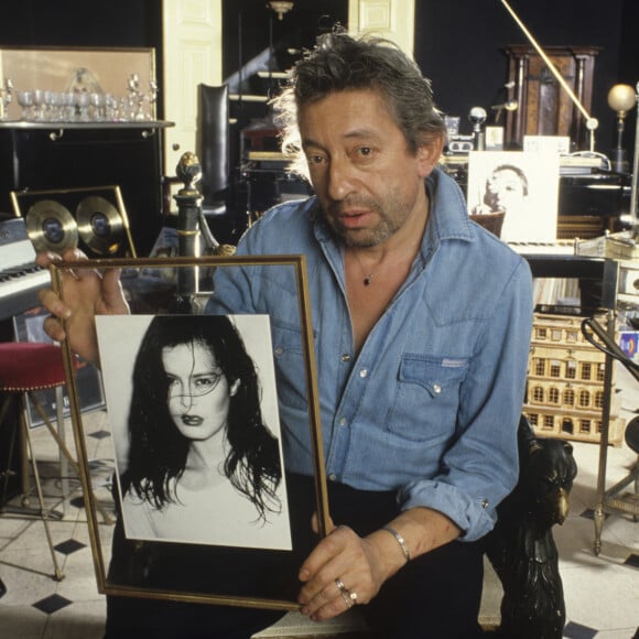 Archives - En France, à Paris, Serge Gainsbourg chez lui, dans son hotel particulier de la rue de Verneuil, posant au milieu de son bric-à-brac où il entasse des objets hétéroclites en mai 1985. © Michel Marizy via Bestimage