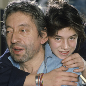 Archives - En France, à Paris, Serge Gainsbourg chez lui avec sa fille Charlotte dans son hotel particulier de la rue de Verneuil, posant au milieu de son bric-à-brac où il entasse des objets hétéroclites.. © Michel Marizy via Bestimage