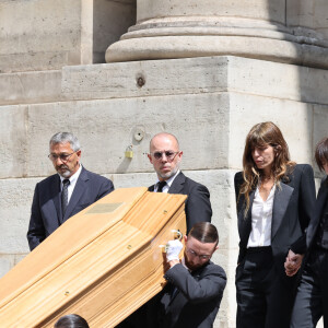 Lou Doillon, Charlotte Gainsbourg, Ben Attal, Marlowe (fils de Lou Doillon), Roman de Kermadec (fils de Kate Barry) - Sorties des célébrités aux obsèques de Jane Birkin en l'église Saint-Roch à Paris. Le 24 juillet 2023 © Jacovides-KD Niko / Bestimage