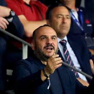 Mais il s'envole, dès qu'il en a l'occasion, en direction des Pyrénées-Orientales, où il est installé en famille dans le beau village de Thuir.
François-Xavier Demaison dans les tribunes lors du match de Poule A de la Coupe du Monde de Rugby France 2023 entre la France et l'Uruguay (27-12) au stade Pierre-Mauroy à Lille le 14 septembre 2023. © Cyril Moreau-Dominique Jacovides/Bestimage