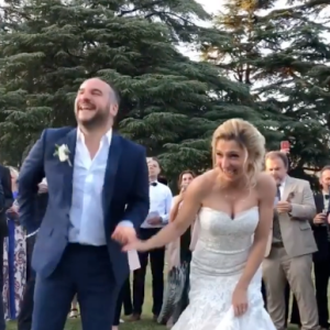 Il y coule des jours heureux en famille mais ne chôme pas pour autant !
François-Xavier Demaison et Anaïs Tihay se sont mariés le 7 juin 2019 dans les Pyrénées-Orientales, à la mairie de Perpignan, avant de célébrer leurs noces au château de Valmy à Argelès-sur-Mer. Instagram.