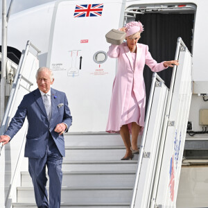 Le roi Charles III d'Angleterre et la reine consort Camilla Parker Bowles - Arrivées du roi d'Angleterre et de la reine consort à l'aéroport de Orly à Paris, à l'occasion de leur visite officielle de 3 jours en France. Le 20 septembre 2023 