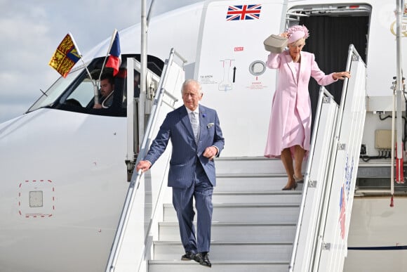 Le roi Charles III d'Angleterre et la reine consort Camilla Parker Bowles - Arrivées du roi d'Angleterre et de la reine consort à l'aéroport de Orly à Paris, à l'occasion de leur visite officielle de 3 jours en France. Le 20 septembre 2023 