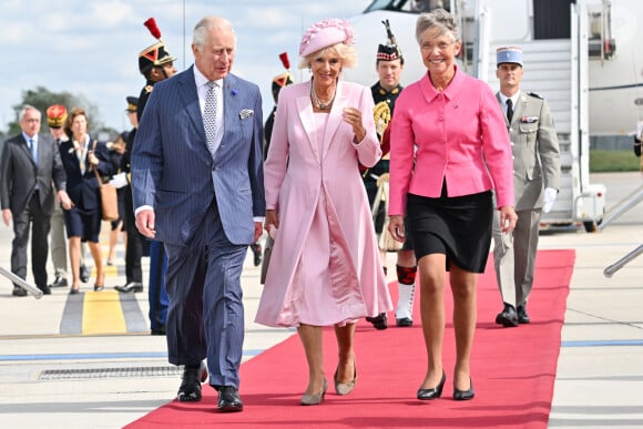 Le roi Charles III d'Angleterre et la reine consort Camilla Parker Bowles, la Première ministre française Elisabeth Borne - Arrivées du roi d'Angleterre et de la reine consort à l'aéroport de Orly à Paris, à l'occasion de leur visite officielle de 3 jours en France. Le 20 septembre 2023 