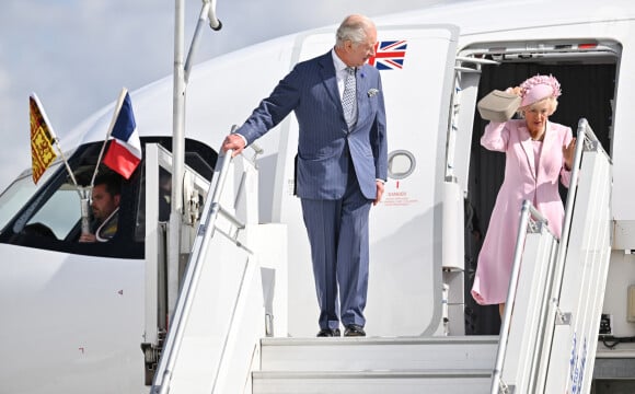 Le roi Charles III d'Angleterre et la reine consort Camilla Parker Bowles - Arrivées du roi d'Angleterre et de la reine consort à l'aéroport de Orly à Paris, à l'occasion de leur visite officielle de 3 jours en France. Le 20 septembre 2023 