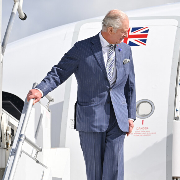 Le roi Charles III d'Angleterre et la reine consort Camilla Parker Bowles - Arrivées du roi d'Angleterre et de la reine consort à l'aéroport de Orly à Paris, à l'occasion de leur visite officielle de 3 jours en France. Le 20 septembre 2023 