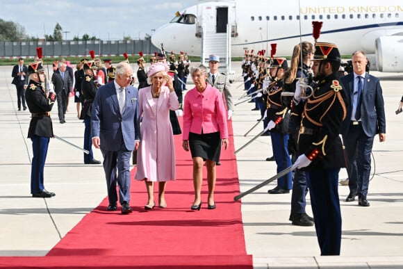 Le roi Charles III d'Angleterre et la reine consort Camilla Parker Bowles, la Première ministre française Elisabeth Borne - Arrivées du roi d'Angleterre et de la reine consort à l'aéroport de Orly à Paris, à l'occasion de leur visite officielle de 3 jours en France. Le 20 septembre 2023 