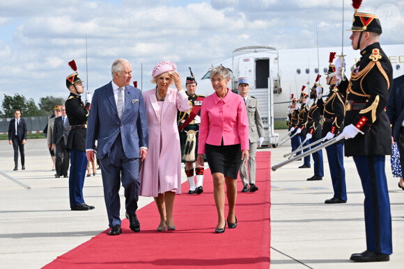 Le roi Charles III d'Angleterre et la reine consort Camilla Parker Bowles, la Première ministre française Elisabeth Borne - Arrivées du roi d'Angleterre et de la reine consort à l'aéroport de Orly à Paris, à l'occasion de leur visite officielle de 3 jours en France. Le 20 septembre 2023 