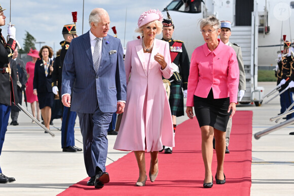 Le roi Charles III d'Angleterre et la reine consort Camilla Parker Bowles, la Première ministre française Elisabeth Borne - Arrivées du roi d'Angleterre et de la reine consort à l'aéroport de Orly à Paris, à l'occasion de leur visite officielle de 3 jours en France. Le 20 septembre 2023 