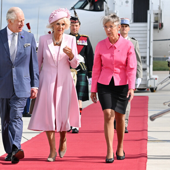 Le roi Charles III d'Angleterre et la reine consort Camilla Parker Bowles, la Première ministre française Elisabeth Borne - Arrivées du roi d'Angleterre et de la reine consort à l'aéroport de Orly à Paris, à l'occasion de leur visite officielle de 3 jours en France. Le 20 septembre 2023 