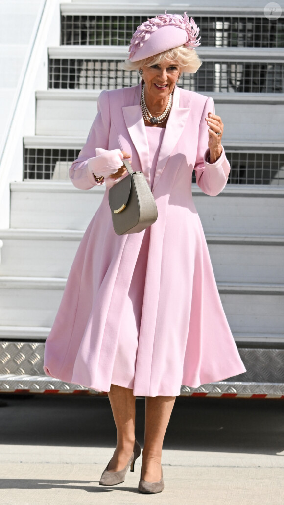 La reine consort Camilla Parker Bowles - Arrivées du roi d'Angleterre et de la reine consort à l'aéroport de Orly à Paris, à l'occasion de leur visite officielle de 3 jours en France. Le 20 septembre 2023 