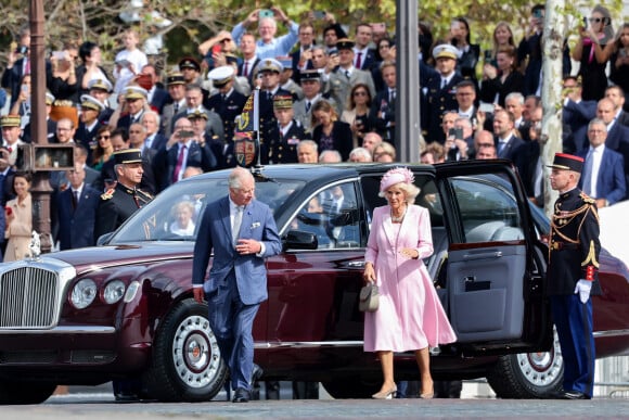 Le roi Charles III d'Angleterre et la reine consort Camilla Parker Bowles - Arrivées du roi d'Angleterre et de la reine consort à l'Arc de Triomphe à Paris, pour le ravivage de la Flamme, à l'occasion de leur visite officielle de 3 jours en France. Le 20 septembre 2023 