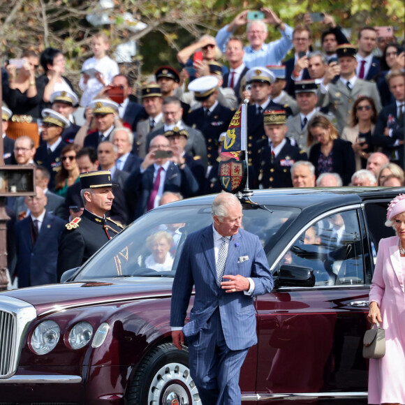 Le roi Charles III d'Angleterre et la reine consort Camilla Parker Bowles - Arrivées du roi d'Angleterre et de la reine consort à l'Arc de Triomphe à Paris, pour le ravivage de la Flamme, à l'occasion de leur visite officielle de 3 jours en France. Le 20 septembre 2023 
