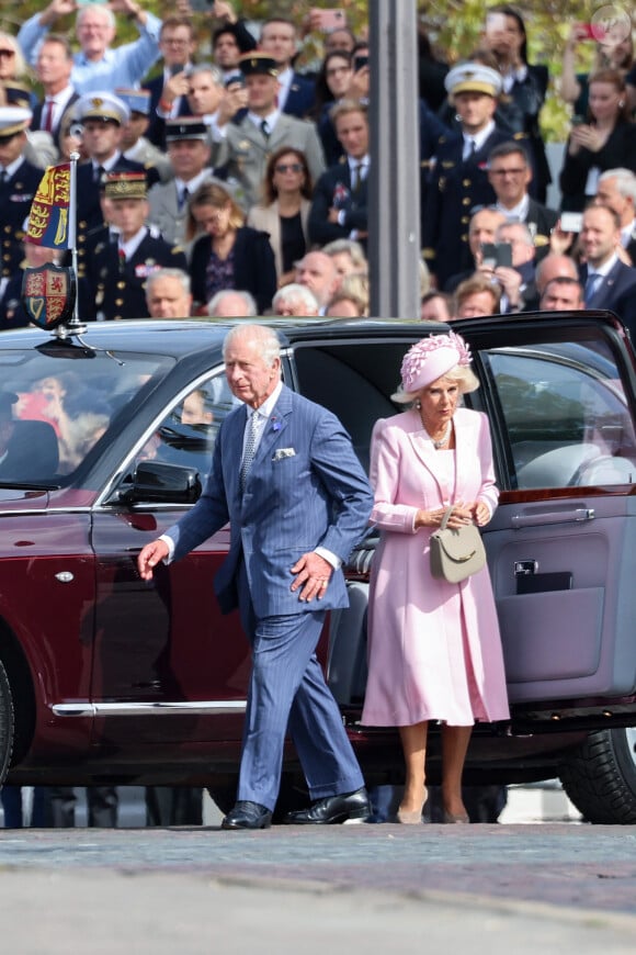 Le roi Charles III d'Angleterre et la reine consort Camilla Parker Bowles - Arrivées du roi d'Angleterre et de la reine consort à l'Arc de Triomphe à Paris, pour le ravivage de la Flamme, à l'occasion de leur visite officielle de 3 jours en France. Le 20 septembre 2023 