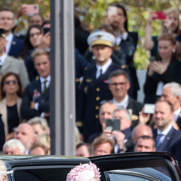 Le roi Charles III d'Angleterre et la reine consort Camilla Parker Bowles - Arrivées du roi d'Angleterre et de la reine consort à l'Arc de Triomphe à Paris, pour le ravivage de la Flamme, à l'occasion de leur visite officielle de 3 jours en France. Le 20 septembre 2023 