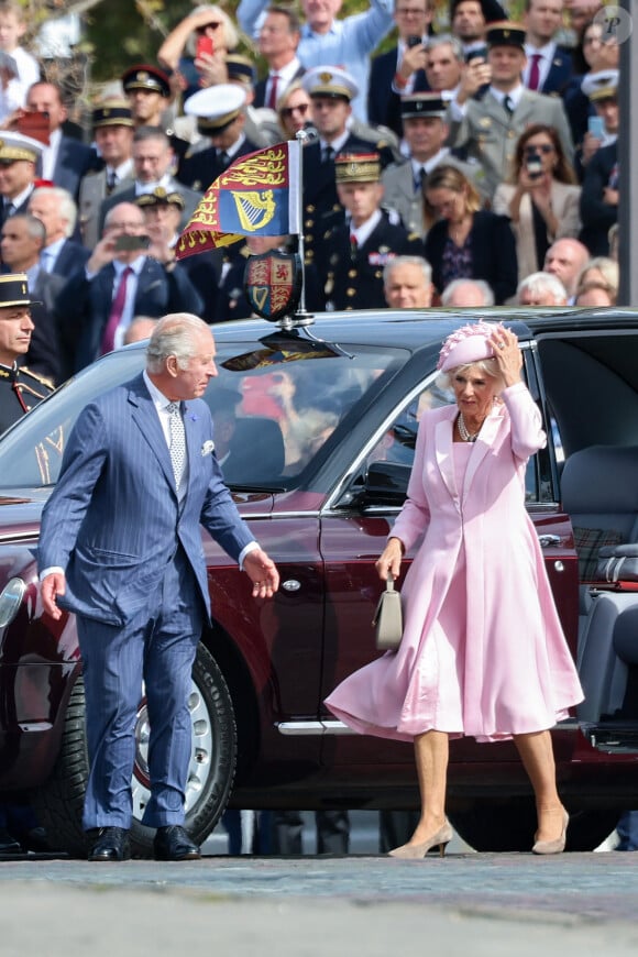 Le roi Charles III d'Angleterre et la reine consort Camilla Parker Bowles - Arrivées du roi d'Angleterre et de la reine consort à l'Arc de Triomphe à Paris, pour le ravivage de la Flamme, à l'occasion de leur visite officielle de 3 jours en France. Le 20 septembre 2023 