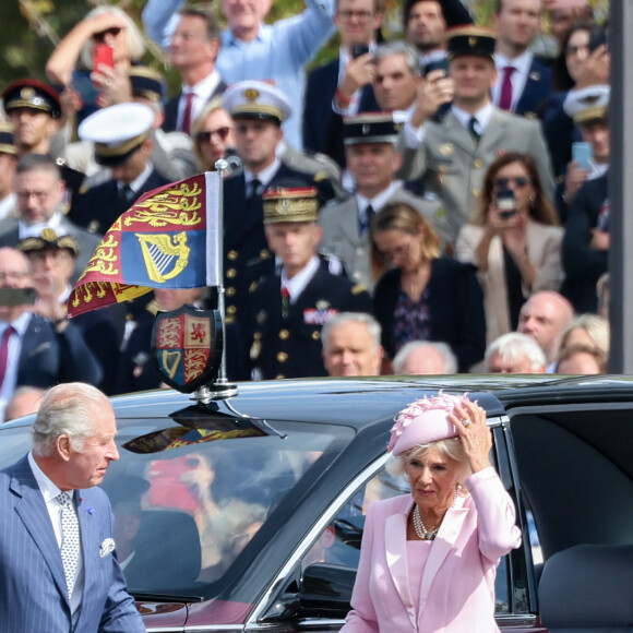 Le roi Charles III d'Angleterre et la reine consort Camilla Parker Bowles - Arrivées du roi d'Angleterre et de la reine consort à l'Arc de Triomphe à Paris, pour le ravivage de la Flamme, à l'occasion de leur visite officielle de 3 jours en France. Le 20 septembre 2023 