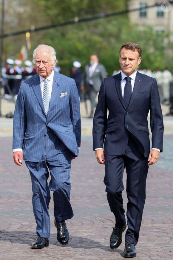 Le roi Charles III d'Angleterre et le président français Emmanuel Macron lors de la cérémonie du ravivage de la Flamme à l'Arc de Triomphe à Paris, à l'occasion de la visite officielle du roi d'Angleterre de 3 jours en France. Le 20 septembre 2023 