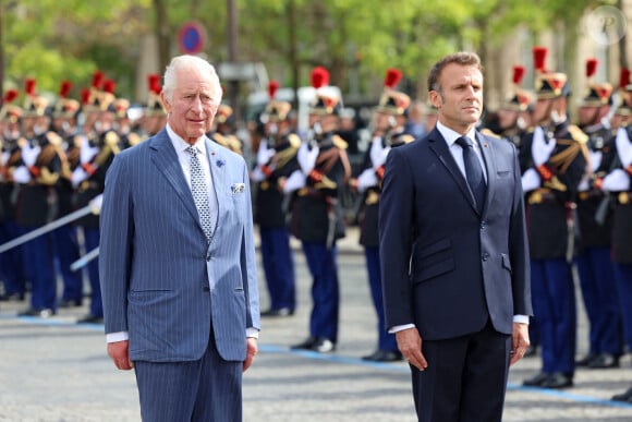 Le roi Charles III d'Angleterre et le président français Emmanuel Macron lors de la cérémonie du ravivage de la Flamme à l'Arc de Triomphe à Paris, à l'occasion de la visite officielle du roi d'Angleterre de 3 jours en France. Le 20 septembre 2023 