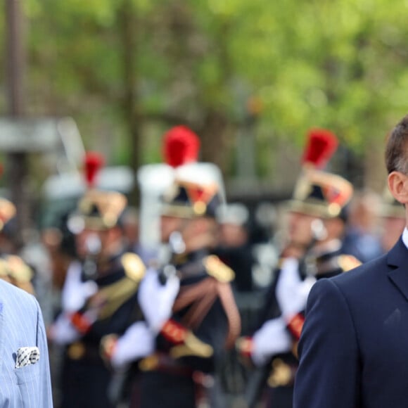 Le roi Charles III d'Angleterre et le président français Emmanuel Macron lors de la cérémonie du ravivage de la Flamme à l'Arc de Triomphe à Paris, à l'occasion de la visite officielle du roi d'Angleterre de 3 jours en France. Le 20 septembre 2023 