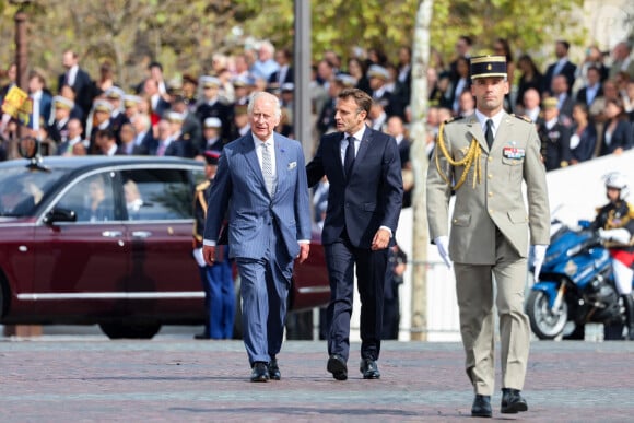 Le roi Charles III d'Angleterre et le président français Emmanuel Macron lors de la cérémonie du ravivage de la Flamme à l'Arc de Triomphe à Paris, à l'occasion de la visite officielle du roi d'Angleterre de 3 jours en France. Le 20 septembre 2023 