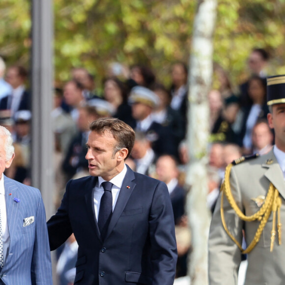 Le roi Charles III d'Angleterre et le président français Emmanuel Macron lors de la cérémonie du ravivage de la Flamme à l'Arc de Triomphe à Paris, à l'occasion de la visite officielle du roi d'Angleterre de 3 jours en France. Le 20 septembre 2023 