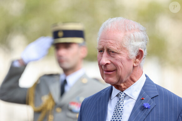 Le roi Charles III d'Angleterre lors de la cérémonie du ravivage de la Flamme à l'Arc de Triomphe à Paris, à l'occasion de la visite officielle du roi d'Angleterre de 3 jours en France. Le 20 septembre 2023 