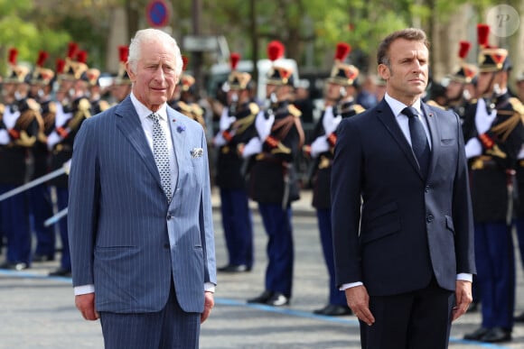 Le roi Charles III d'Angleterre et le président français Emmanuel Macron lors de la cérémonie du ravivage de la Flamme à l'Arc de Triomphe à Paris, à l'occasion de la visite officielle du roi d'Angleterre de 3 jours en France. Le 20 septembre 2023 