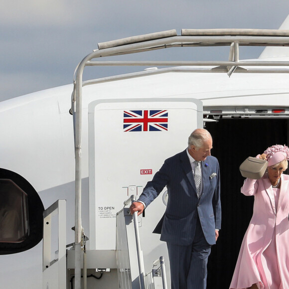 Le roi Charles III d'Angleterre et la reine consort Camilla Parker Bowles - Arrivées du roi d'Angleterre et de la reine consort à l'aéroport de Orly à Paris, à l'occasion de leur visite officielle de 3 jours en France. Le 20 septembre 2023 © Stéphane Lemouton / Bestimage 