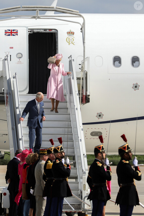 Le roi Charles III d'Angleterre et la reine consort Camilla Parker Bowles - Arrivées du roi d'Angleterre et de la reine consort à l'aéroport de Orly à Paris, à l'occasion de leur visite officielle de 3 jours en France. Le 20 septembre 2023 © Stéphane Lemouton / Bestimage 