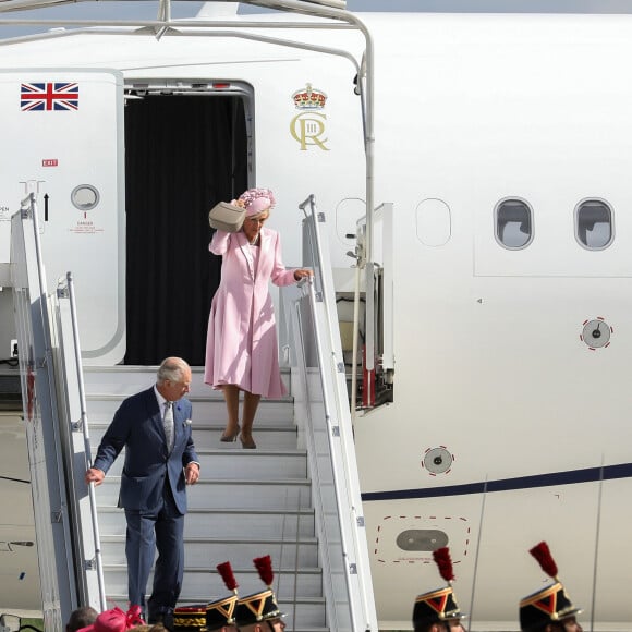 Le roi Charles III d'Angleterre et la reine consort Camilla Parker Bowles - Arrivées du roi d'Angleterre et de la reine consort à l'aéroport de Orly à Paris, à l'occasion de leur visite officielle de 3 jours en France. Le 20 septembre 2023 © Stéphane Lemouton / Bestimage 