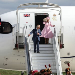 Le roi Charles III d'Angleterre et la reine consort Camilla Parker Bowles - Arrivées du roi d'Angleterre et de la reine consort à l'aéroport de Orly à Paris, à l'occasion de leur visite officielle de 3 jours en France. Le 20 septembre 2023 © Stéphane Lemouton / Bestimage 