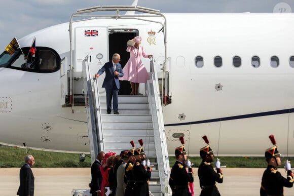 Le roi Charles III d'Angleterre et la reine consort Camilla Parker Bowles - Arrivées du roi d'Angleterre et de la reine consort à l'aéroport de Orly à Paris, à l'occasion de leur visite officielle de 3 jours en France. Le 20 septembre 2023 © Stéphane Lemouton / Bestimage 