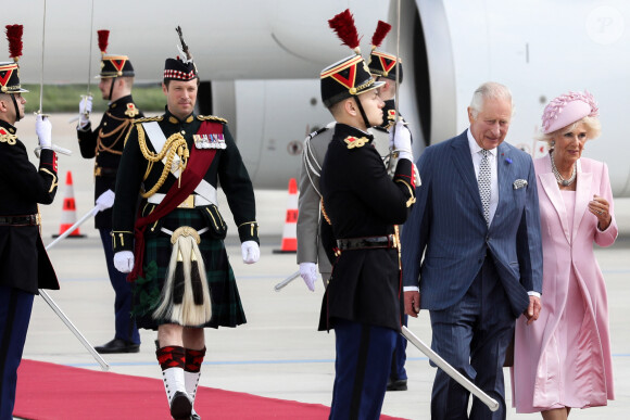 Le roi Charles III d'Angleterre et la reine consort Camilla Parker Bowles - Arrivées du roi d'Angleterre et de la reine consort à l'aéroport de Orly à Paris, à l'occasion de leur visite officielle de 3 jours en France. Le 20 septembre 2023 © Stéphane Lemouton / Bestimage 