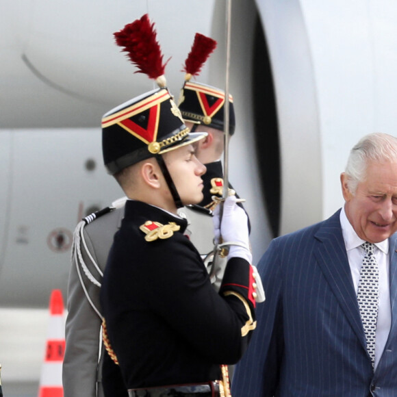 Le roi Charles III d'Angleterre et la reine consort Camilla Parker Bowles - Arrivées du roi d'Angleterre et de la reine consort à l'aéroport de Orly à Paris, à l'occasion de leur visite officielle de 3 jours en France. Le 20 septembre 2023 © Stéphane Lemouton / Bestimage 