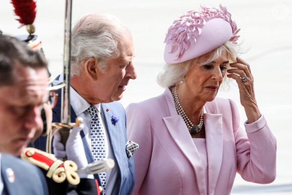 Le roi Charles III d'Angleterre et la reine consort Camilla Parker Bowles - Arrivées du roi d'Angleterre et de la reine consort à l'aéroport de Orly à Paris, à l'occasion de leur visite officielle de 3 jours en France. Le 20 septembre 2023 © Stéphane Lemouton / Bestimage 