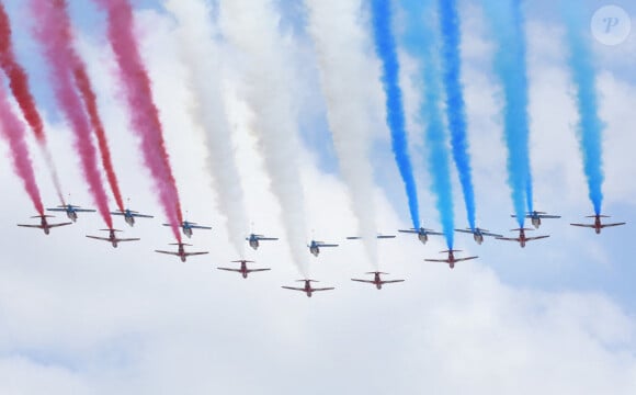 La patrouille de France et les Red Arrows britanniques de la RAF survolent les Champs-Elysées à l'occasion de la visite du roi Charles III d'Angleterre et Camilla Parker Bowles, reine consort d'Angleterre à Paris (20 et 21 septembre 2023, le 22 septembre 2023 à Bordeaux), le 20 septembre 2023. 