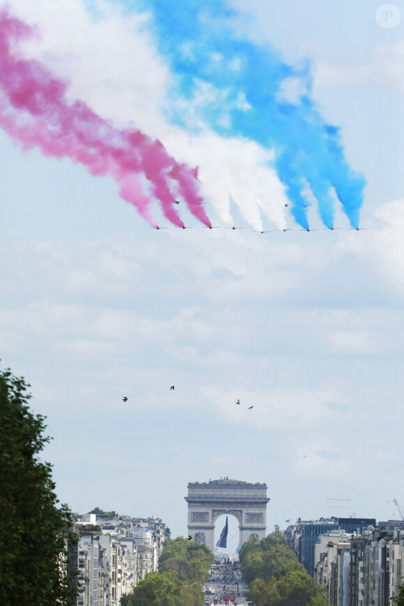 La patrouille de France et les Red Arrows britanniques de la RAF survolent les Champs-Elysées à l'occasion de la visite du roi Charles III d'Angleterre et Camilla Parker Bowles, reine consort d'Angleterre à Paris (20 et 21 septembre 2023, le 22 septembre 2023 à Bordeaux), le 20 septembre 2023. 